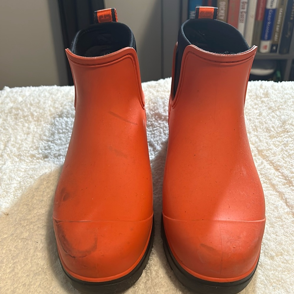 Size 9 - women’s Ugg rain boots